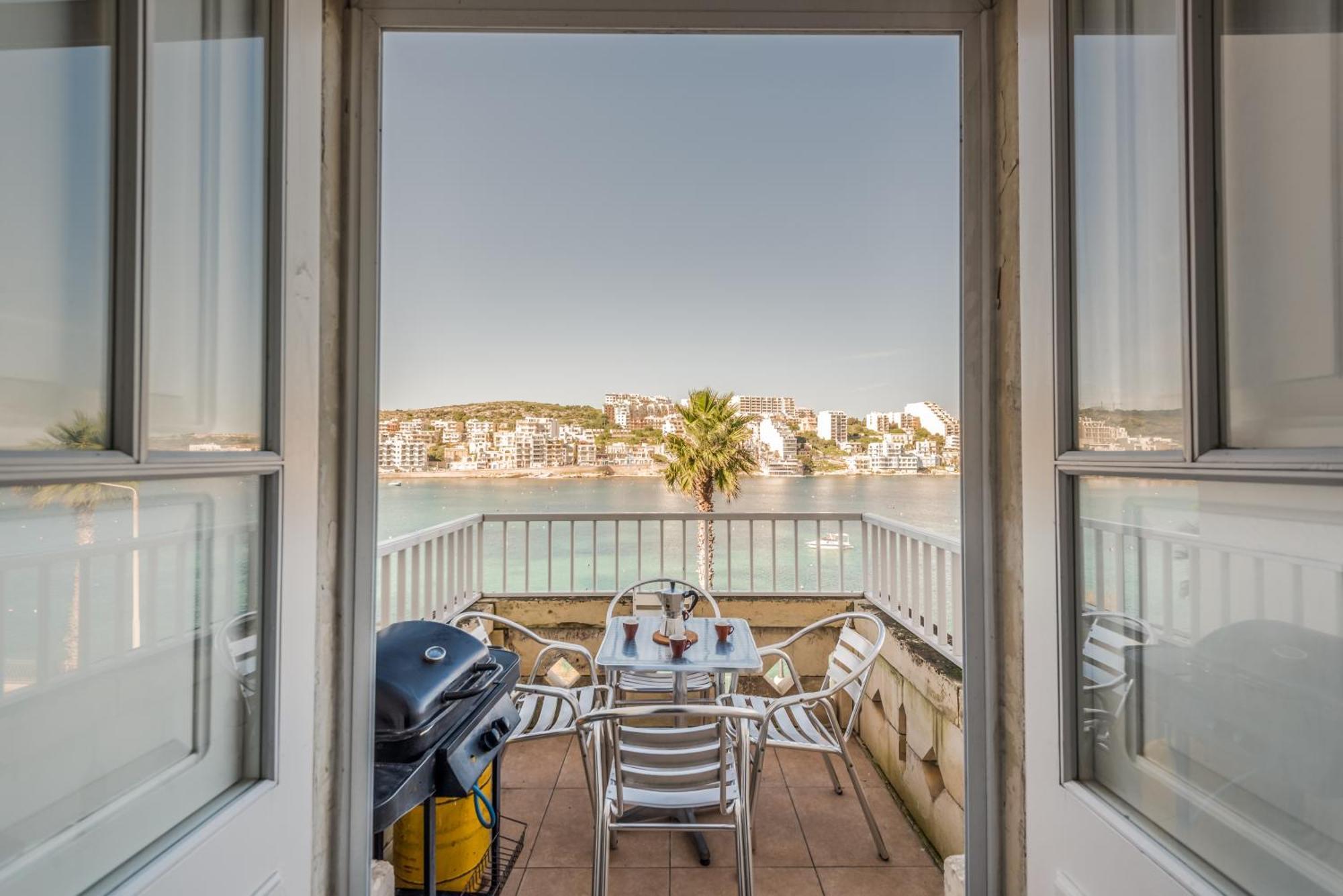 Blue Harbour 2 Bedroom Seafront Apartments With Stunning Seaviews - By Getawaysmalta セント・ポールズ・ベイ エクステリア 写真